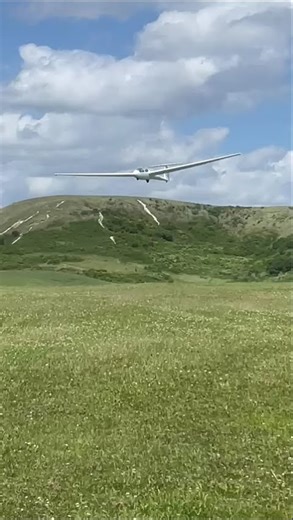 Smooth Glider Landing at London Gliding Club with Dunstable Swan View