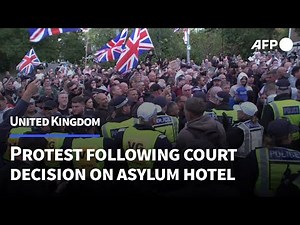 Police block protesters near Epping hotel hosting asylum seekers | AFP