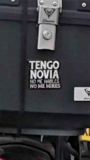 Sticker en Moto: Un Humorado Reflexión sobre las Relaciones