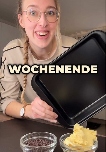 Jedes Wochenende zeige ich euch ein Blechkuchen Rezept und heute gibt’s einen meiner Lieblingskuchen aus der Kindheit: Schneller Ameisenkuchen vom Blech 🐜🍫 Kennt ihr diesen einfachen Kuchen noch?🥹 Der Ameisen-Kuchen ist richtig schön saftig, fluffig und einfach gemacht 🥰 💌 Julias Einkaufsliste: • 3 Eier (Größe L) • 125 g glutenfreies Mehl • 80 g Zucker • 100 g Margarine • 1 Päckchen Vanillezucker • ¼ Päckchen Backpulver • Schokostreusel Optional: • Schokoguss 👩🏼‍🍳 Zubereitung: 1️⃣ Eier,