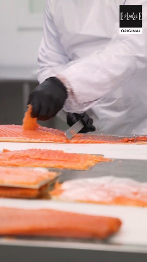 60K views · 388 reactions | Alors que les fêtes approchent, ils se mettent sur leur 31 pour éblouir nos assiettes ✨ Mais comment reconnaître un saumon fumé de qualité ? Éléments de réponse avec Nicolas Banse, directeur du site de fumaison de la maison Petrossian Paris ⭐ Réalisation : Aude Isorce Production : Lucia Lagarrigue-Aumonier Sujet : Paola Dicelli | ELLE à table | Facebook