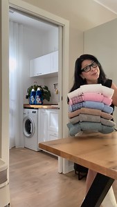 Riga Si o Riga No sulla manica? Per me si! La moda la facciamo noi perciò possiamo fare ciò che ci piace !!! Tips: inumidisci con un spruzzo d’acqua prima per un effetto wow! . #organizzazionecasa #casaordinata #consiglicasa #tipscasa #consiglipulizia | Lo Stile di Alma