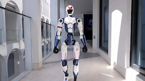 宇树Unitree R1：超轻量级智能体，运动模式优先，工作模式次之，共同开启智能时代新篇章。