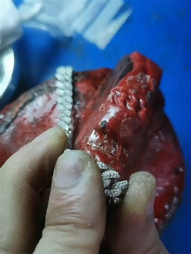 Cuban link chains #jewelrymakingprocess #menjewelry #passdiamondtester #diamondtester #handsetting #hiphopjewelry #namenecklace #letterPendant #silvergrillz #cubanlinkchain #tennisbracelet #moissanitechain #goldgrillz #icyjewelry #jewelrywhosaler #fyp #customgrillz #customnamenecklace #tennischains #cubanchains