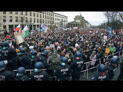 Polizei in Berlin löst Corona-Demo am Brandenburger Tor auf