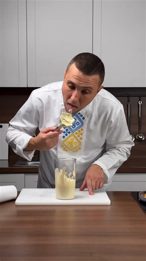 Bzhezynskyi Vadym on Instagram: "МАЙОНЕЗ за 3хв⏳ даю тисячу відсотків -смачніше і корисніше магазинного,зберігайте поїхали🙌🏽📌 майонезні салати-новорічна класика! 👨‍🍳 🙏Маленьке прохання,хто зберігає рецепти,залишайте будь-який емодзі в коментарях або лайк.Щоб я бачив тих,кому подобається те,що я роблю.Вам не важко, мені дуже приємно,дякую) ІНГРЕДІЄНТИ: 🌻олія 300мл 🥚яйце -2шт 🧄часник-0.5 зуб. 🍋лимон(сік)-2ч.л. 🔅гірчиця-2ч.л. 🧂сіль,перець Майонез – найпопулярніший соус в українській дом