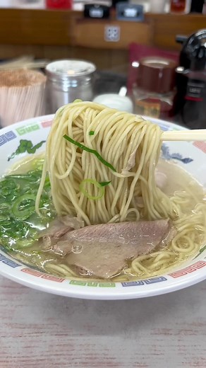 博多を代表するラーメン屋！290円で豚骨ラーメンが食べれる。しかもお店は24時間営業。詳細はこちら↓ 【はかたや】 📍福岡市博多区堅粕1-21-17 🕒24時間営業 ・不定休 ・無料駐車場あり ◉博多ラーメン 290円 ・替え玉は100円 #福岡グルメ #tiktokグルメ #博多ラーメン #ラーメン