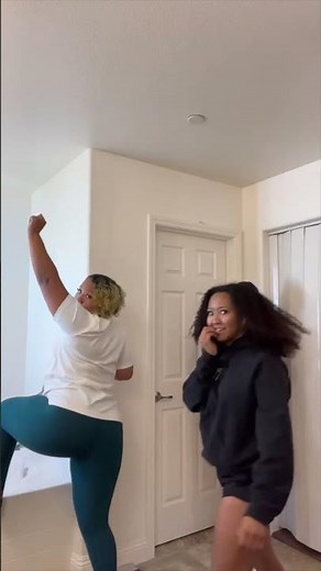 MOM & LITTLE SISTER TWERKING PRANK! 😂