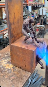 Patinando obras en bronce . SALVADO I. #contemporaryart #artecontemporaneo #art #arte #escultura #sculpture #fernandosuarezreguera #spanishartist #tallerdearte #artworkshop | Fernando Suárez Reguera