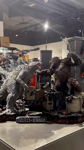 18K views · 617 reactions | Unboxing Godzilla Vs Kong Final Battle Diorama Statue by Prime 1 Studio • Vid by HuaMan. • • Subscriber, Like & Share!!! • • #Kong #Ghidorah #KingKong #Godzilla #kingofmonsters #SpiralStudio #MonsterVerse #statue #painted #Legendary #resincollector #statuecollectors #nerd #geek #art #geekgirl #nerdgirl #picoftheday #artoftheday #NerdySphere | Nerdy Sphere | Facebook