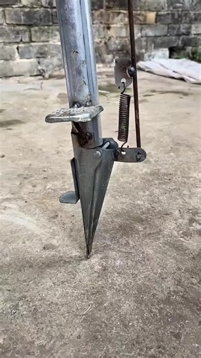 #creatorsearchinsights Farmer-Built Precision Seeder This farmer-developed sowing tool features an adjustable depth control clip designed for precision planting. Whether you are handling corn or peanuts, it allows a single worker to achieve efficiency that rivals heavy machinery. #smarttools #farminggear #diytools #agricultureinnovation