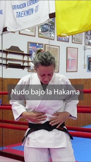 🚫¿Quieres ver el nudo de mi cinto negro debajo de la hakama? ¡No llevo nudo! ㊙️ Y en este corto te explico por qué no me gusta atarme el cinto con un nudo y cómo lo hago para que no se me mueva nada durante el entreno. 🖍️ Y tú, ¿tienes algún otro truco? ¡comenta, te escucho! 🥷Este short es parte de un vídeo completo donde te explico cómo doblar la hakama de forma que quede perfecta, sea cómoda llevarla en el bolso de entrenar y no pierda sus pliegues. 👩💻En este vídeo te lo explico: https://