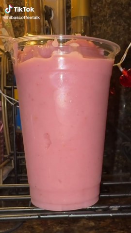 🍓🍌Strawberry Banana Slushie using @Almond Breeze unsweetened vanilla almond milk #smoothie #strawberry #arabtok #ramadan #fyp