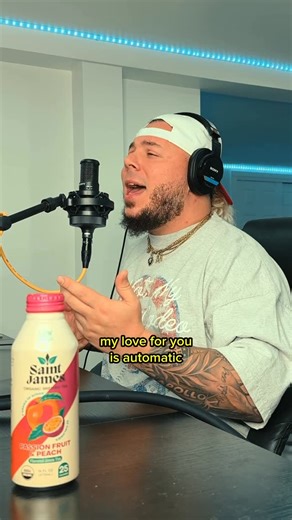 MICHAEL MINELLI 🎙 on Instagram: "Meet me under the Mistletoe 🎁 didn’t have time to put out any holiday music this year, but felt inspired last night thanks to @saintjamesicedtea & wrote this.. maybe I’ll drop the full version next year if ya’ll dig it. #happyholidays #saintjamesicedtea"