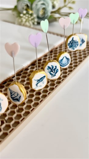 Ever rolled your clay… only to ruin it with uneven thickness or messy holes?” 😩 Yeah, me too — until I found this tiny tool that changes everything. It keeps your clay perfectly even (4mm — chef’s kiss 👌), drills flawless holes for beads, and even lets you polish or gild the edges for that “faux ceramic” look. And because I couldn’t resist… I paired it with my new Ocean Blue transfer sheet, full of deep-sea plants and tiny marine creatures 🐚🐙 — the combo looks insane! 🌊✨ If you’ve ever lost