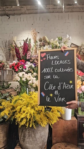 Mylène - Artisane Fleuriste & Créative on Instagram: "ST VALENTIN ❤️💐🫶 Petite rétrospective de la mise en place d'hier avec une parti des jolies fleurs que j'ai sélectionné pour la fête de l'amour. Renoncules Clones, petites renoncules, anémones Mimosa, scabieuse, Genet, muflier.... Des fleurs aux tonalités coloré et/ou pastel, loin de la classique rose rouge 🌸 Exprimé son amour ne se résume pas forcement à un bouquet de roses rouges mais bien à l'originalité de choisir un bouquet pas comme l