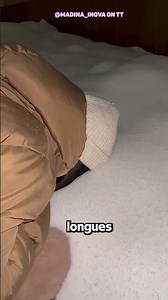 Elle Pose Son Visage Sur La Neige Et Le Résultat Est Incroyable