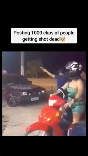 Shot dead clip on Instagram: "Just @shotdeadclip 日本利用压电瓷砖将脚步转化为电能。这些瓷砖捕捉来自你脚步的动能。当你行走时，你的重量和动作会对瓷砖产生压力。瓷砖会轻微弯曲，从而产生机械应力。瓷砖内部的压电材料将这种应力转化为电能。每一步都会产生少量电荷，而数百万步结合在一起就能产生足够的电力来驱动 LED 灯、数字显示屏和传感器。在像涩谷车站这样繁忙的地方，每天大约有 240 万个脚步为这一系统作出贡献。这些电能可以被储存或立即使用，从而减少对传统电力来源的依赖，并支持可持续的城市基础设施。这种方法将日常运动转化为实用的可再生能源 #日本 #知识 #事实 #你知道吗 #推荐 科技 创新 历史 技术 实验 热门"