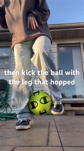 rainbow flick tutorial #tutorial #soccer #soccershorts #soccertutorials #soccertraining