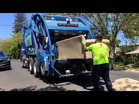 Crushing Bulk Waste- Rear Loader Garbage Truck
