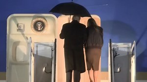 11月25日 唐纳德·特朗普和梅拉尼娅·特朗普启程前往佛罗里达州棕榈滩的海湖庄园，准备度过感恩节周末