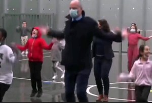 Bonjour à tous 👋 Chaque matin, retrouvez "Les Colocs" (6 H-10 H) sur LATITUDE 📻 👉 C'est la vidéo du jour et elle nous fait bien rire ! 🤣🤣🤣 👉 Manon et Vivian s'amusent à détourner le cours de sport de Jean-Michel Blanquer, le Ministre de l'Éducation ✏️ | LATITUDE