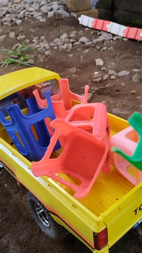 1983 Toyota Hilux RC Hauling Plastic Chairs – Small Truck, Real Work!