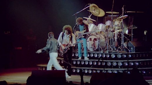 We Will Rock You (fast version) - Queen Live in Montreal 1981