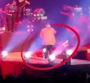 160K views · 133 reactions | SHOCK TRAGEDY  Singer electrocuted to death at concert after he got wet from hugging fan. The video is hard to watch: Check the first comment  | Everyday Moments | Facebook
