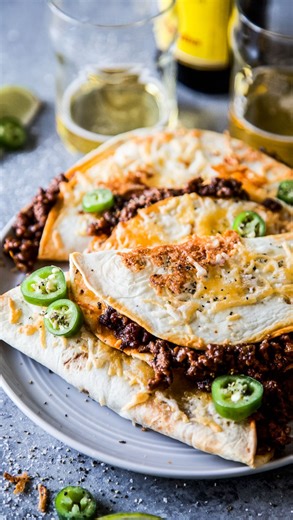 🌮 Crispy BBQ Beef Tacos 🌮 New year? New Taco! Spice up your dinner routine with these Crispy BBQ Beef Tacos! These bad boys are easy to make and full of flavor. Ground beef simmered in a barbecue spiced sauce, topped with copious amounts of cheese, and baked in the oven until crispy and golden. They will be a hit for dinner tonight! Ingredients: 🌮1.5 lbs Ground beef 🌮2 tsp Smoked paprika 🌮2 tsp Chili powder 🌮1 tsp Garlic powder 🌮1/4 tsp Cayenne pepper 🌮2 tsp Dried thyme 🌮Kosher salt and