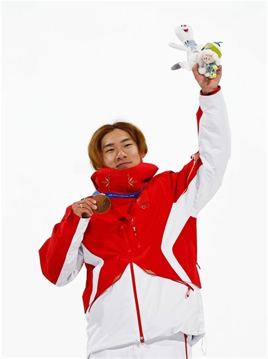 Standing on an Olympic podium once again at the Milan-Cortina Winter Games, Chinese snowboarder Su Yiming is both a record-setting champion and an inspiration to his hometown. #GLOBALink #MilanoCortina2026 #Olympics | China Xinhua News
