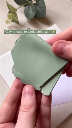 Did you know this top clay tip? ✨ Leaching is amazing for turning overworked and oily clay into the perfect texture to work with in just a few hours. It’s saved so many of my projects especially on warmer days when clay is much harder to work with 🤞🏻 #polymerclay #polymerclaytipsandtricks #polymerclaytutorial #etsyselleruk #etsyuk #polymerclaysupplies #polymerclaycreations