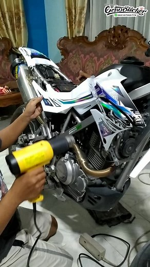 sticker decal kawasaki klx d-tracker supermoto , white glossy sticker motor #fyp #fypシ #kawasaki #klx #klxsupermoto #dtracker #stickerklx #klxdtracker #stickermedan #decalmedan #echosticker