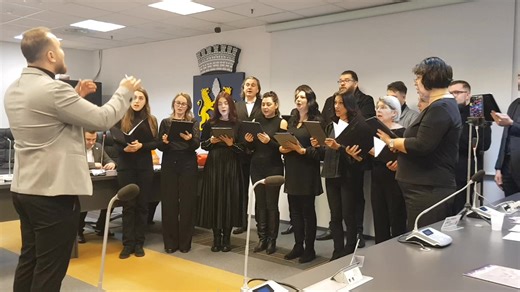 Corala Filarmonicii "Paul Constantinescu" Ploiești a deschis ședința de astăzi a Consiliului Local cu un mini concert de colinde | Actualitatea Prahoveană