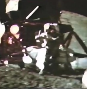 🔵 Um vídeo do astronauta David Scott, que durante a Apollo 15 em 1971 confirmou a teoria de Galileu Galilei jogando uma pena e um martelo na lua. Quando dois corpos de massas diferentes, desprezando a resistência do ar, são abandonados da mesma altura, ambos alcançam o solo no mesmo instante. - Paulo Roberto RM | Skynews Astronomia