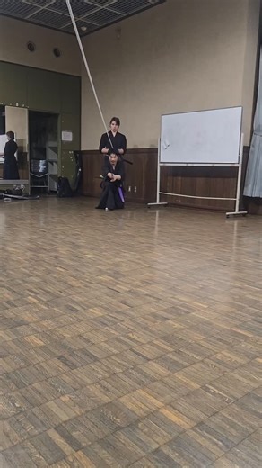 天心流兵法 Tenshinryu | Tenshin-ryu Shinobi-ashi Training and Kizuna-dachi (Nukiuchi) This is Tenshin-ryu’s shinobi-ashi (stealth-walking) training method,... | Instagram