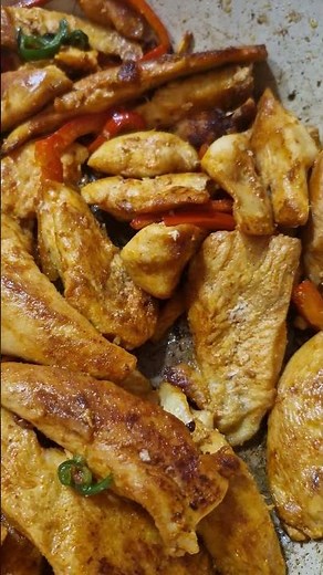 Easy 15-Minute Chicken Fajitas! 🌶️🥘