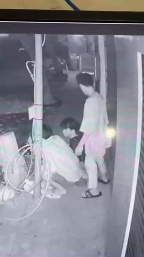 For awareness sa tanan, kun kinsa nakaila o naka may-ong aning mga batan-ona pls report sa Tabina Mps og sa barangay ky mao ning grupoha nanglungkab sa mga vendo wifi machine nga nahitabo gabie October 30, 2025 diri sentro sa poblacion Tabina ZDS.. this video is credit to the owner post by Claire Jaboc kuha sa CCTV footage sa ilang tindahan nga gilungkab sa mga way puangot nga kawatan😡 pasumangil rag wifi wifi pero nanglungkab na diay 😡 please help share para masakpan ning mga batan-ona. #high