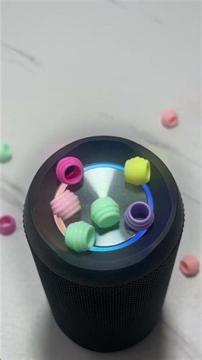 Colorful beads bounced on the speaker to the rhythm 🌈 #satisfyingvideo #basstest #speaker #basscheck