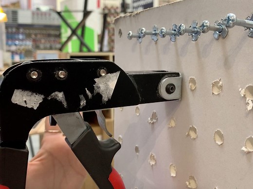 Comment mettre une cheville Molly ? | Leroy Merlin