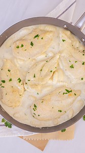 Piščančji zrezki v FIT naravni omaki z njoki 🥘 oglas Ekspresno uravnoteženo kosilo, ki ga pri nas obožuje cela družina. Zraven vedno dodam še skledo solate in imam kosilo pripravljeno v 15-20 minutah. 😉 Namesto skutnih njokov se dostikrat odločim tudi za rikotine špinačne torteline. Mogoče za koga ideja. ☺️ Kaj pa boste vi danes jedli/kuhali za kosilo? #firbcam 🤗 Recept najdeš tukaj 👉 https://www.aninakuhinja.si/recepti/piscancji-zrezki-v-fit-naravni-omaki-z-njoki/ Naročnik: Perutnina Ptuj d