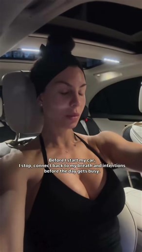 POV: You’re a mommy fit 💪✨ Wake up before everyone 🌅 The house is quiet… for now 🤫 Quick coffee ☕ Quick stretch 🧘‍♀️ Just enough to wake up your body Then boom— Kids up 👶 Breakfast chaos 🍳🥣 Backpacks, shoes, “we’re late!” energy 🎒 School drop-off = your first steps of the day 🚗💨 Now it’s go time— Work 💻 Errands 🛒 Multitasking like a pro 🔁 Running on discipline, not motivation Somewhere in between… You sneak in a strength workout 🏋️‍♀️🔥 Because you refuse to lose yourself Back to m