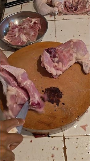 look closely at how to remove the chicken thigh bone #meatmarket