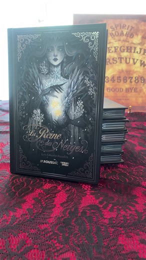 ✨ Découvrez la collection Romance & Sortilège ✨ Des réécritures féériques, modernes et ensorcelantes de vos contes préférés ! Plongez dans des univers magiques, des romances vibrantes et des héroïnes inoubliables. 📚 Roméo et Juliette, La Reine des Neiges, La Princesse Kaguya et bien d’autres déjà disponibles… 👉 Les livres sont en librairie partout ! Soutenez la magie en les demandant à votre libraire ✨💫 #foryou #romanceetsortilege #booktokfr #lecturedujour #livresenlibrairie