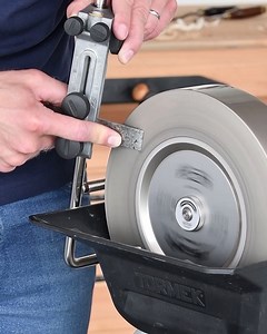 Have you tried sharpening on the side of our diamond wheels? 💎 By sharpening on the side it’s possible to get a completely flat grinding surface, instead of a slightly concave. Side sharpening is perfect for small carving tools such as carving gouges and V-tools plus plane irons, chisels and knives. ☺️ This particular chisel was pretty damaged so we first used the Diamond Wheel Coarse (360 grit) and then Diamond Wheel Fine (1200 grit). We must say we’re happy with the result! 😄🙌 #tormek | Tor