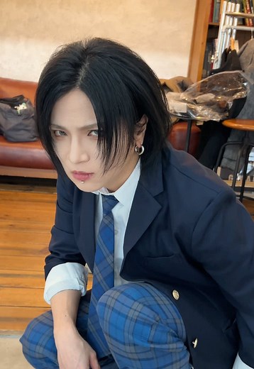 平成制服男子になりました👓 >>Vo. 千秋 DEZERT x DMMオンクレ 3/19（木）18:00～ 制服姿のメンバーのグッズが登場中✨ ぜひチェックしてください👀 #DEZERT #V系 #平成 #制服 #ヴィジュアル系
