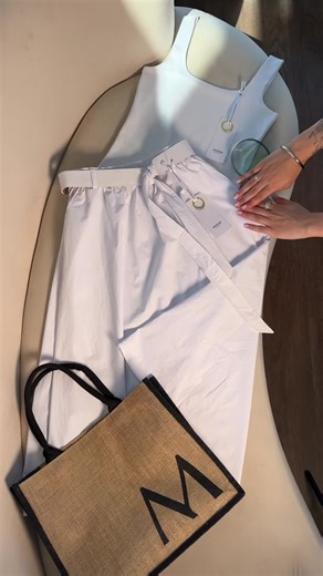 Modab on Instagram: "Leve, funcional e sofisticado. O look perfeito com a saia midi fluida em tecido impermeável que não amassa e a regata Curve branca cria um visual elegante e prático para a rotina. A saia garante movimento e facilidade no dia a dia, enquanto a regata Curve valoriza a silhueta com conforto absoluto, sem apertar ou marcar. Um look versátil, moderno e ideal para quem busca estilo aliado à tecnologia e bem-estar. #lookversatil #modafeminina #roupastecnologicas #confortoelegancia