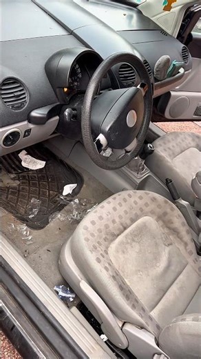 Cette New Beetle était dans un état catastrophique… regardez le résultat !