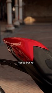 Die neue Ducati Monster. Seit über dreißig Jahren prägt die Monster als Kultbike die Motorradwelt und geht nun in ihre fünfte Generation. Moderner, technologischer und mit überarbeitetem Design rund um den neuen V2-Motor – doch ihr Charakter bleibt derselbe. Ihre Identität: sportlicher Motor, einzigartiger Stil, unverwechselbare Persönlichkeit. Mehr als eine Ikone. Eine Legende. | Ducati