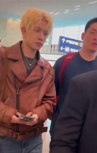 This situation is devastating. He looks so sad and tiny standing alone, dealing with all this frustration while a full crowd ruthlessly mobs him. He is a human being who feels everything, not a tourist attraction. He deserves so much better than this. 😭💔